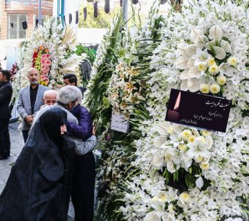 تاج گل تسلیت: همدردی در سکوت گل‌ها