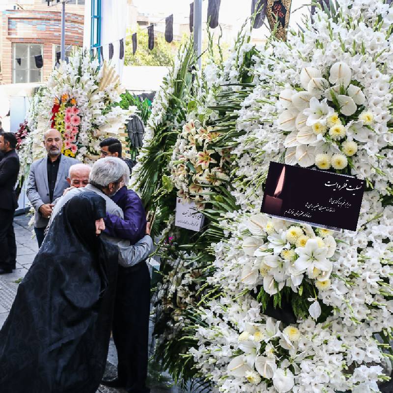 تاج گل تسلیت: همدردی در سکوت گل‌ها
